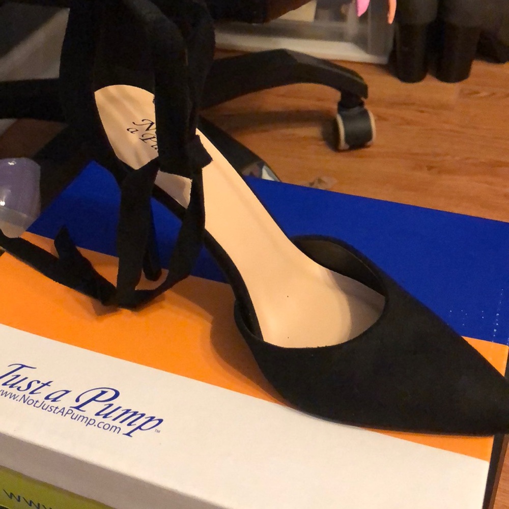 Sexy pointy black heel brand new in box